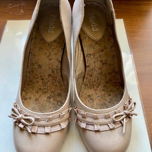 Mudd Nude Pumps - Picture 2 of 10